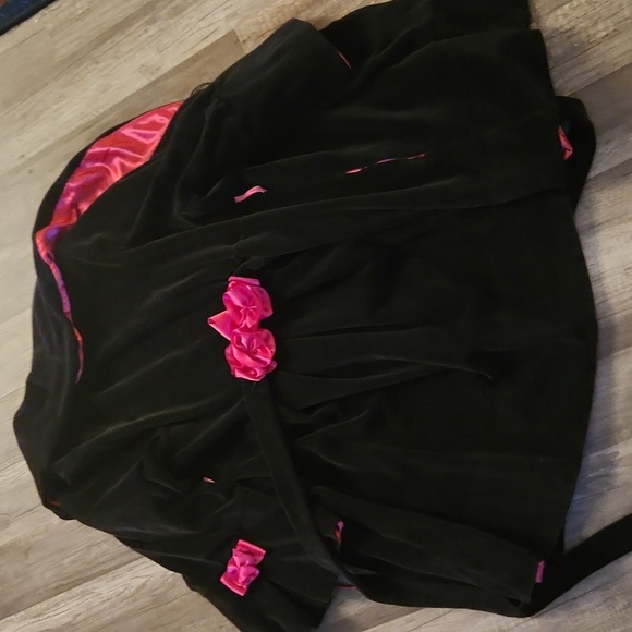 Betsey Johnson Black Velvet Robe with Pink Lining - Picture 6 of 9
